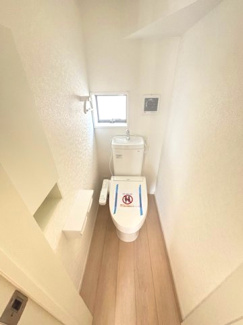 【トイレ】 | 安芸郡熊野町城之堀1丁目　全5区画　NO3 | シンプルなデザインはお掃除やしやすく衛生的。温水洗浄便座付き　トイレ×２
