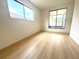 【洋室】 | 安芸郡熊野町城之堀1丁目　全5区画　NO3 | 2階　洋室×3　収納付きでお部屋がスッキリ広く使えます。　
南向きのバルコニー　2部屋から出入り可能です。