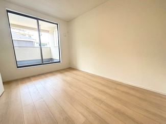 【洋室】 | 安芸郡熊野町城之堀1丁目　全5区画　NO3 | 2階　洋室×3　収納付きでお部屋がスッキリ広く使えます。　
南向きのバルコニー　2部屋から出入り可能です。
