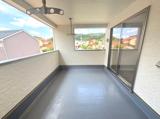 【バルコニー】 | 安芸郡熊野町城之堀1丁目　全5区画　NO3 | 広いルーフバルコニーは雨の日も安心！２部屋から出入り可能です☆