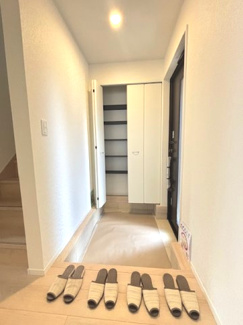 【玄関】 | 安芸郡熊野町城之堀1丁目　全5区画　NO3 | 家族の靴がスッキリ収納できます☆