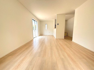 【居間・リビング】 | 安芸郡熊野町城之堀1丁目　全5区画　NO3 | 17帖リビング☆対面式のキッチンでリビングが見渡せるので、お子様やご家族の様子が見えて安心です♪