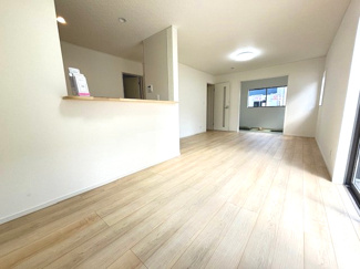 【居間・リビング】 | 安芸郡熊野町城之堀1丁目　全5区画　NO3 | 17帖リビング☆対面式のキッチンでリビングが見渡せるので、お子様やご家族の様子が見えて安心です♪