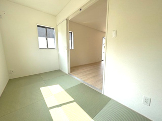 【和室】 | 安芸郡熊野町城之堀1丁目　全5区画　NO3 | 17帖リビングにつながる４畳和室☆ホッとできる空間です☆