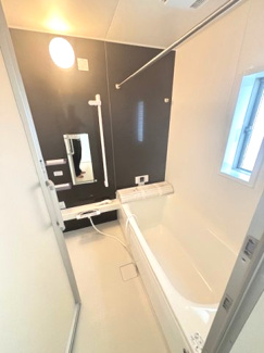 【浴室】 | 安芸郡熊野町城之堀1丁目　全5区画　NO3 | ゆったりした浴槽は、足を伸ばしてゆったり湯船につかることができます。
浴室換気乾燥機付きで雨や夜のお洗濯にも大活躍♪