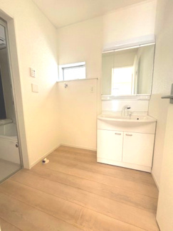 【独立洗面台】 | 安芸郡熊野町城之堀1丁目　全5区画　NO3 | 三面鏡付きの洗面台は、メイクもドライヤーも余裕のスペースです。