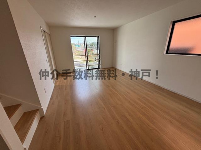 【居間・リビング】 | 神戸市西区玉津町新方　新築戸建　仲介手数料無料！ | ゆったりとした居間です
