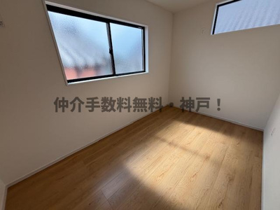【洋室】 | 神戸市西区玉津町新方　新築戸建　仲介手数料無料！ | 落ち着いた色調の洋室です