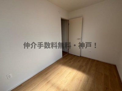 【洋室】 | 神戸市西区玉津町新方　新築戸建　仲介手数料無料！ | 明るい洋室です