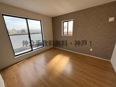 【洋室】 | 神戸市西区玉津町新方　新築戸建　仲介手数料無料！ | 明るい洋室です