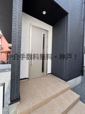 【玄関】 | 神戸市西区玉津町新方　新築戸建　仲介手数料無料！ | きれいな玄関です