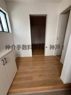 【玄関】 | 神戸市西区玉津町新方　新築戸建　仲介手数料無料！ | 明るい玄関です
