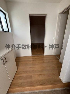 【玄関】 | 神戸市西区玉津町新方　新築戸建　仲介手数料無料！ | 明るい玄関です