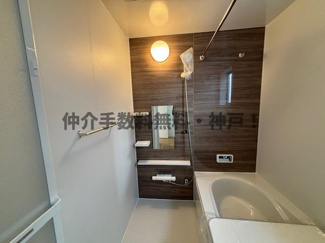 【浴室】 | 神戸市西区玉津町新方　新築戸建　仲介手数料無料！ | 落ち着いた空間のお風呂です