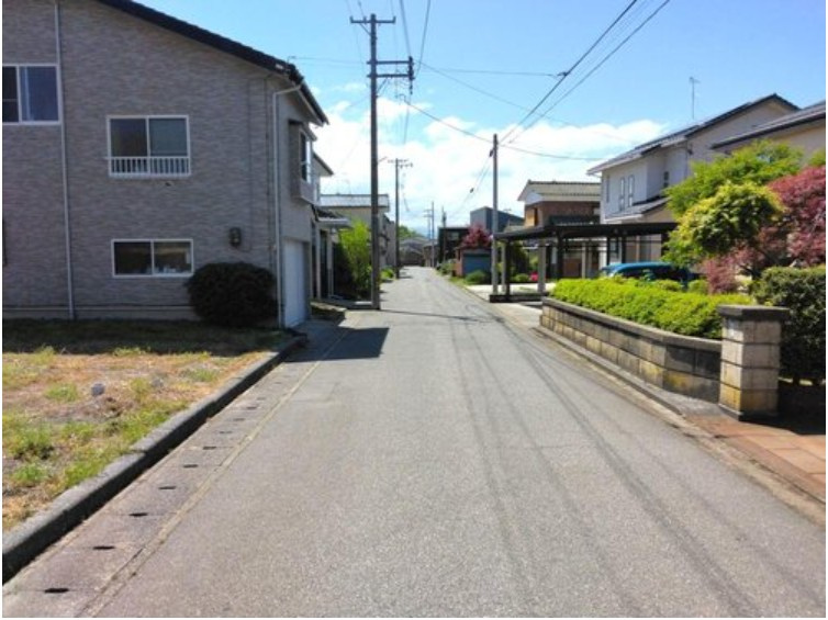 新発田市諏訪町3丁目　土地の前面道路含む現地写真
