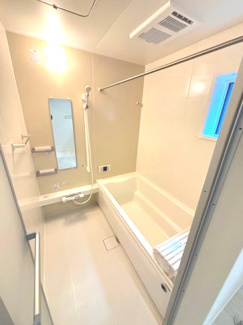 【浴室】 | 廿日市市前空４　2780万円～（前空駅）全2区画　NO1.2 | ゆったりした浴槽は、足を伸ばしてゆったり湯船につかることができます。
浴室換気乾燥機付きで雨や夜のお洗濯にも大活躍♪