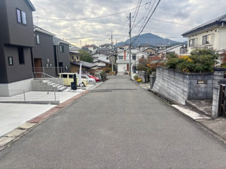 【前面道路含む現地写真】 | 廿日市市前空４　2780万円～（前空駅）全2区画　NO1.2 | 前面道路広々６ｍ♪