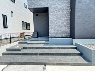 【玄関】 | 廿日市市対厳山3（宮島口駅）全3区画　B棟【63坪】【P3台】 | 玄関先に宅配ボックスがあり、留守時も安心です☆