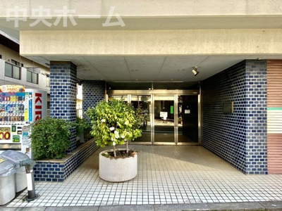 【エントランス】 | 東向島サニーホームズ | 【エントランス】マンションのエントランスは、その物件の印象を決める、顔とも言える場所です。毎日通る場所ですからきれいなのが一番です。エントランス内はオートロックですので暮らしの安全も確保されています。