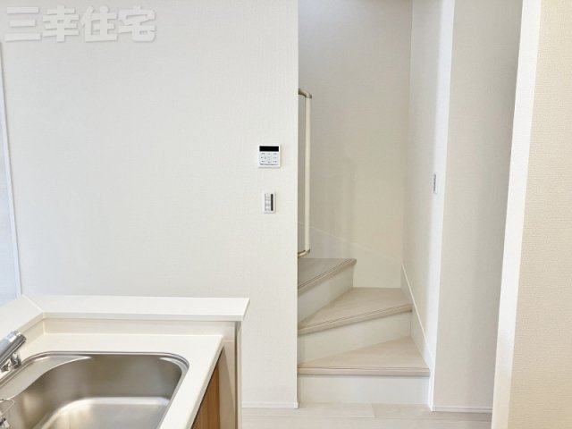 碧南市善明町のその他|リビングを通って階段に行く、お顔を見て「おかえり」を伝えられる間取りです