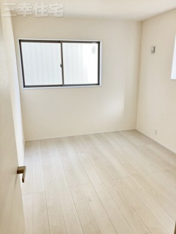 碧南市善明町の洋室|1階洋室6帖。2階に4部屋ある5LDKの住まい
