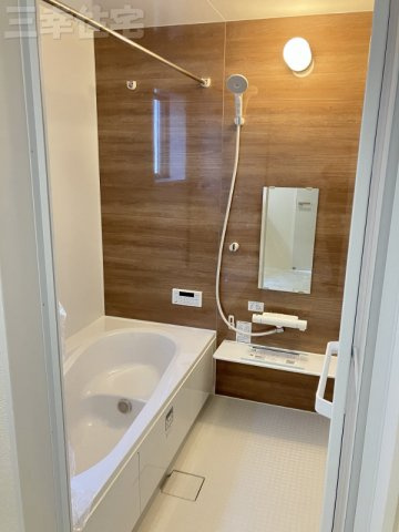 碧南市善明町の浴室|浴室暖房乾燥機により結露やカビの抑制等浴室がより快適になります。また、入浴前の予備暖房も可能なため、ヒートショックの危険性を少なくすることもできます。乾燥機能により、洗濯物を干すことも可能です