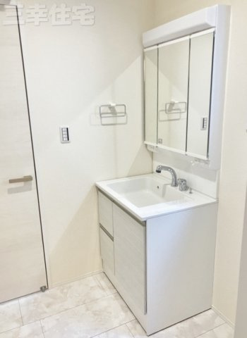 碧南市善明町の洗面所|洗面化粧台は人造大理石ボウルを採用。十分な可動式収納棚も付いた見た目も美しく機能性に優れた使いやすい仕様です。曇り止めヒーターを内蔵しており、湯気による鏡面のくもりを抑えます♪