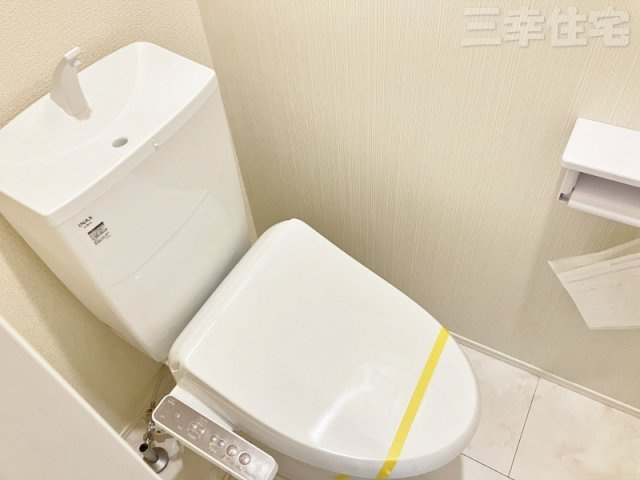 碧南市善明町のトイレ|トイレは、1階2階共に洗浄便座を標準装備しています。水量は従来品より約60%カットされていますが、少ない水でもパワフルな洗浄力を実現しています。環境にやさしく、経済的です。