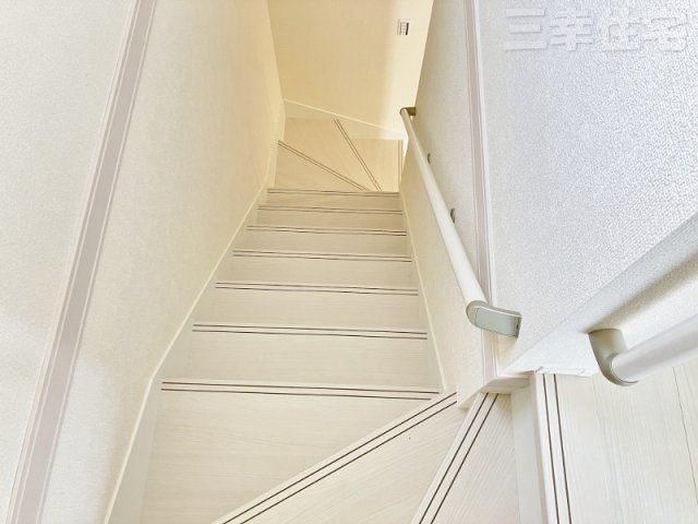 碧南市善明町の設備|階段やトイレには手すりを設置し、転落の防止や体への負担を軽減します。健康や安全に配慮した安心の住宅を提供します。