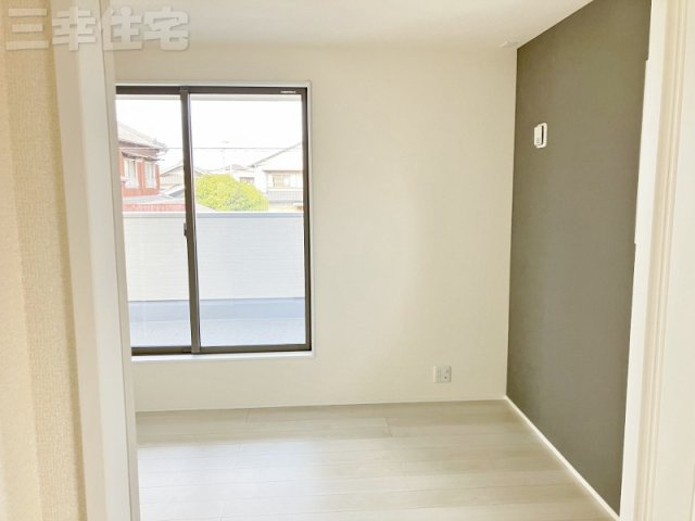 碧南市善明町の寝室|主寝室6.13帖。屋根のあるバルコニーに面しています