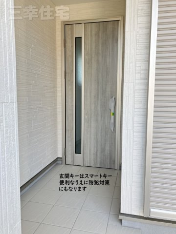 碧南市善明町の玄関|玄関の鍵はスマートキー、１階リビングにはシャッターも付いていて防犯対策も安心ですね