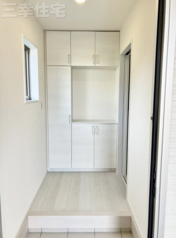 碧南市善明町の収納|住まいの顔玄関には、靴がたっぷり入るトール形の収納や大容量収納ですっきりした玄関を実現しました