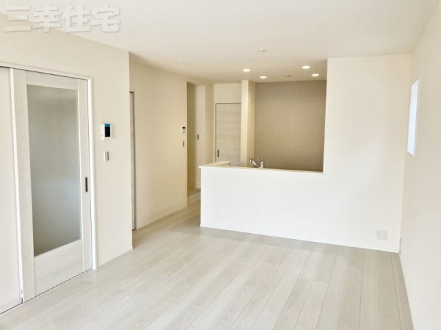 碧南市善明町のダイニング|流行の白いフローリング。15.88帖のリビングがとっても広く感じます！