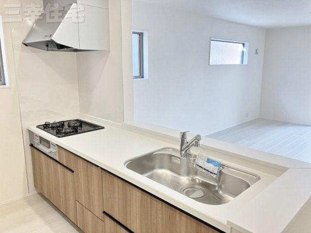 碧南市善明町のキッチン|ご家族の笑顔を見ながらお料理できる対面式システムキッチン。浄水器も付いてます！