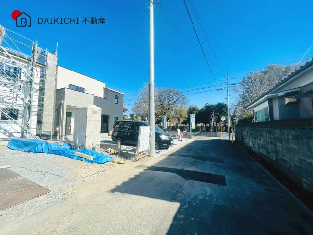【前面道路含む現地写真】 | 行田市桜町第1期　ワイウッドコート　新築戸建　全3棟　2号棟