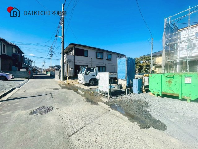 【前面道路含む現地写真】 | 行田市桜町第1期　ワイウッドコート　新築戸建　全3棟　2号棟