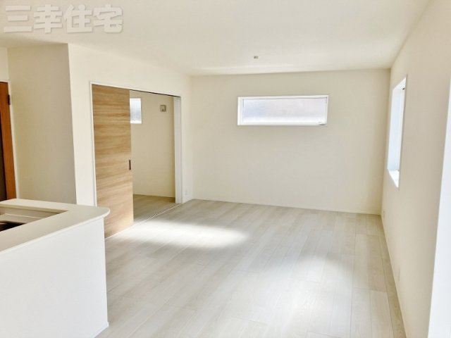 碧南市善明町の居間・リビング|洋室4.13帖と続き間になって広々とした大空間に