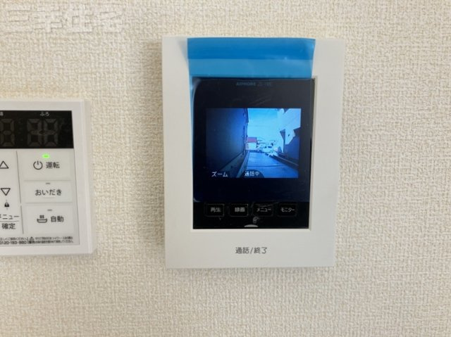 碧南市善明町のセキュリティ|夜の訪問者もカラーでしっかり確認でき、録画をすることも可能です。ズームアップも可能なため、見にくい時でも安心です。また、訪問者がボタンを押さなくても、いつでも玄関先の様子を映像と音でチェックできます。