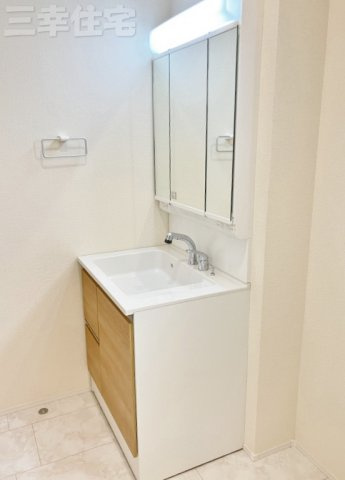 碧南市善明町の洗面所|洗面化粧台は人造大理石ボウルを採用。十分な可動式収納棚も付いた見た目も美しく機能性に優れた使いやすい仕様です。曇り止めヒーターを内蔵しており、湯気による鏡面のくもりを抑えます♪