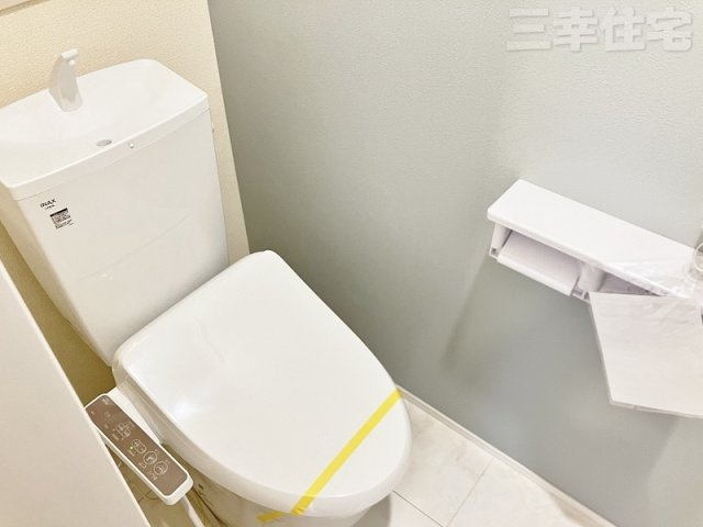 碧南市善明町のトイレ|トイレは、一階・二階共に洗浄便座を標準装備しています。水量は従来品より約60%カットされていますが、少ない水でもパワフルな洗浄力を実現しています。環境にやさしく、経済的です。