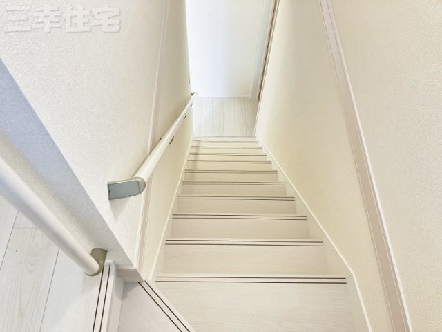 碧南市善明町の設備|階段やトイレには手すりを設置し、転落の防止や体への負担を軽減します。健康や安全に配慮した安心の住宅を提供します。