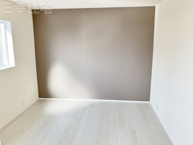 碧南市善明町の寝室|主寝室7.75帖。屋根のあるバルコニーに面しています