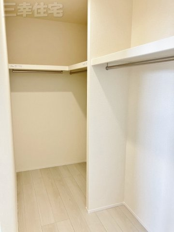 碧南市善明町の収納|主寝室のウォークインクローゼット2.5帖。もはや個室になりえる広さ