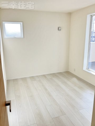 碧南市善明町の洋室|洋室5.44帖。このお部屋も屋根のあるバルコニーに面しています