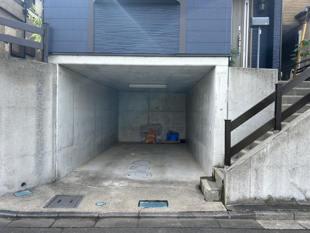 大門　戸建の駐車場