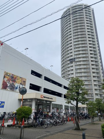 ドリームタワーキュアレジデンスの外観|少し離れたところからの外観です♪
マンション入り口から20ｍ先にスーパーがあります♪