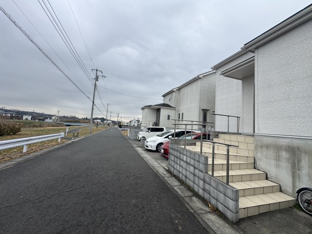 -三丁目不動産-　東松山市美原町の前面道路含む現地写真