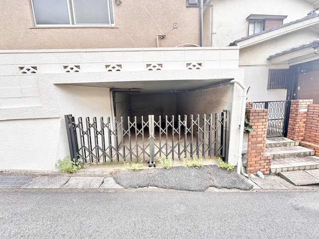 松戸市松飛台　中古戸建の駐車場