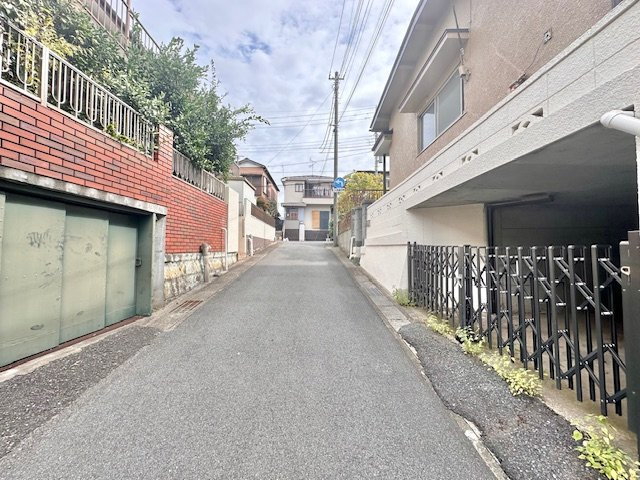 松戸市松飛台　中古戸建の前面道路含む現地写真