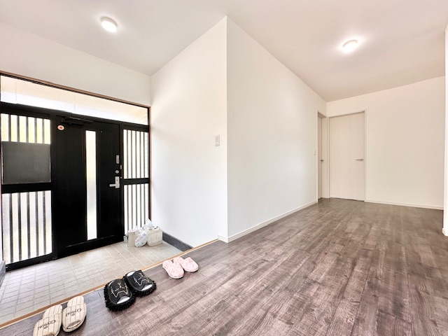 松戸市松飛台　中古戸建の玄関